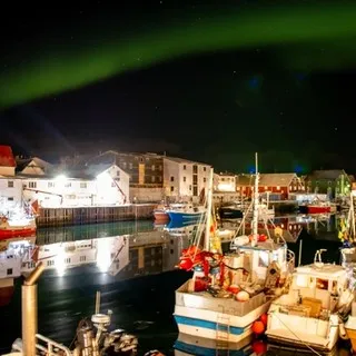 Aurora Borealis illuminating the harbor in Henningsvær