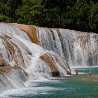 Cascades de agua azul