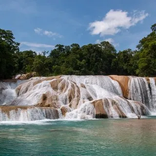 Cascades de agua azul
